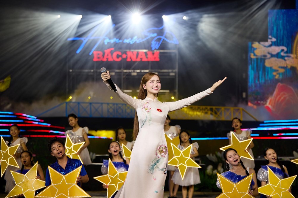 Sân vận động sức chứa 40.000 chỗ lớn nhất Việt Nam 'bùng nổ'  - ảnh 5