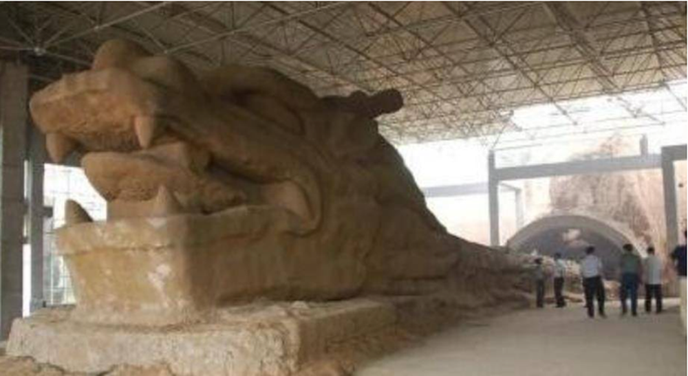 Đang đào cát, người đàn ông bất ngờ phát hiện vật thể bằng đá dài gần 400m: Cảnh sát lập tức phong tỏa hiện trường, 9 ‘kho báu’ 10.000 năm tuổi được tìm thấy - ảnh 1