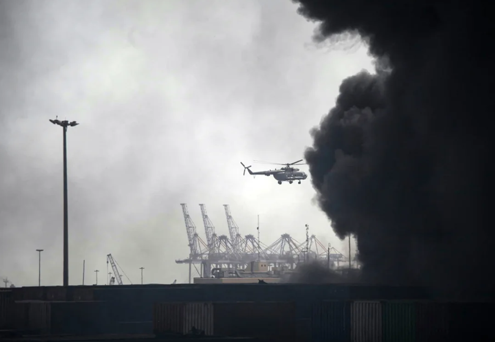 Vụ nổ kinh hoàng tại cảng dầu khiến gần 800 người thương vong, khẩn cấp điều động cứu hỏa, sơ tán người dân - ảnh 3