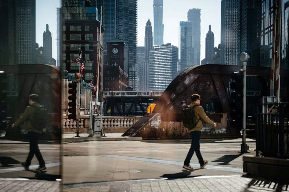 Dòng vốn tháo chạy, loạt tòa nhà chọc trời ‘đắp chiếu’ giữa trung tâm thành phố, lãng phí cả triệu m2 - ảnh 1