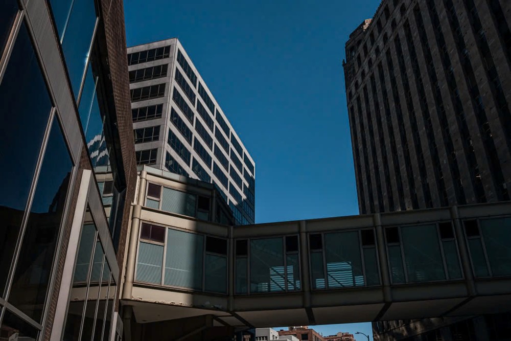 Dòng vốn tháo chạy, loạt tòa nhà chọc trời ‘đắp chiếu’ giữa trung tâm thành phố, lãng phí cả triệu m2 - ảnh 2