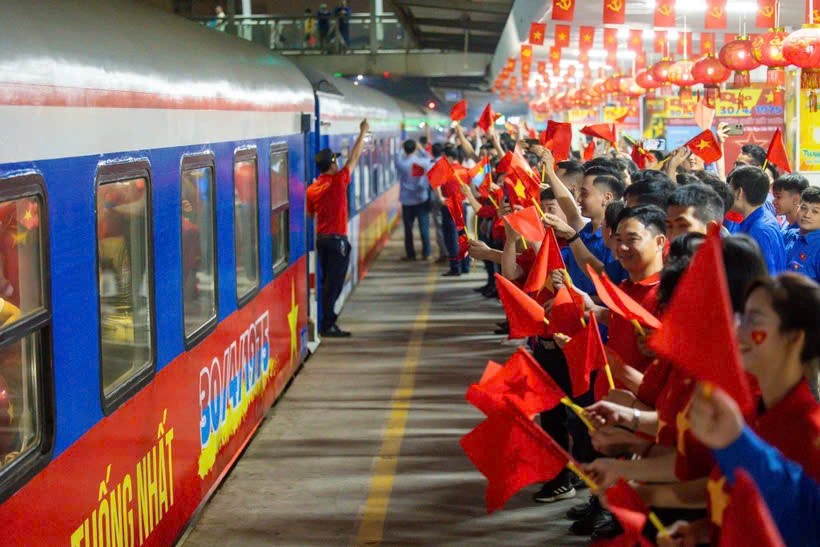 Chuyến tàu đặc biệt tái hiện lịch sử đã lăn bánh trên hành trình 1.730km, kỷ niệm 50 năm ‘non sông thu về một dải’ - ảnh 6