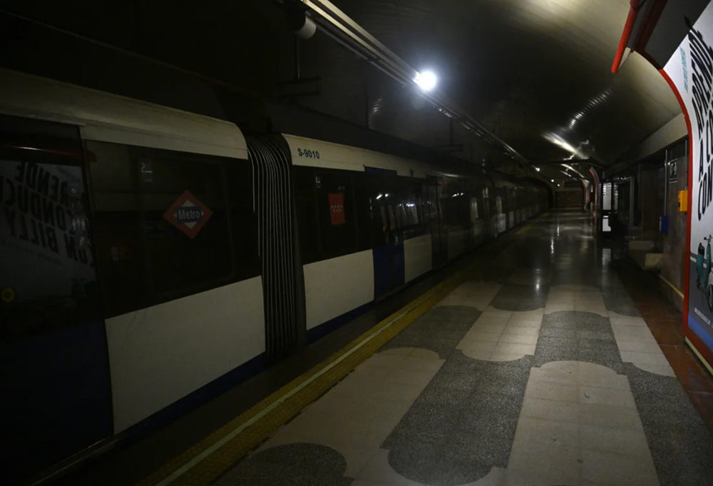 Châu Âu tê liệt vì mất điện: 60 triệu người vật lộn trong bóng đêm, đổ xô tích trữ thực phẩm - ảnh 2