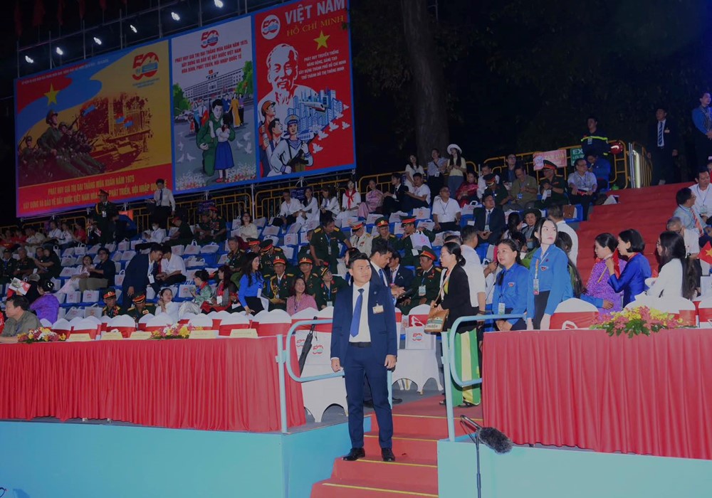 Hàng vạn người háo hức chờ lễ diễu binh, diễu hành sáng 30/4  - ảnh 9