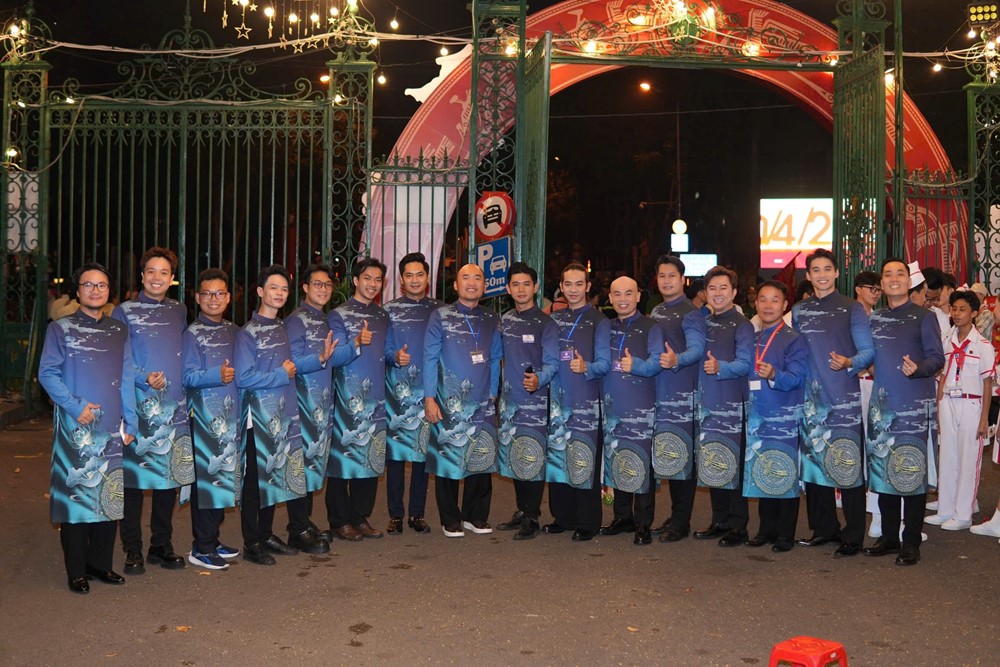 Hàng vạn người háo hức chờ lễ diễu binh, diễu hành sáng 30/4  - ảnh 8