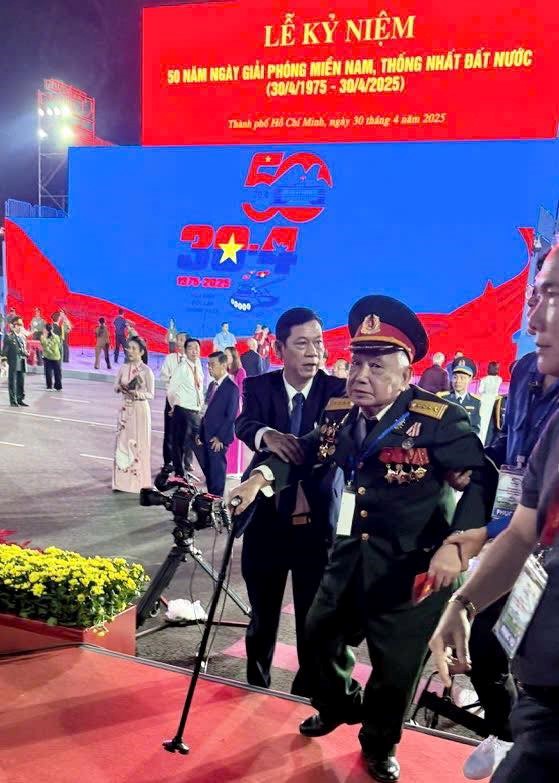 Hàng vạn người háo hức chờ lễ diễu binh, diễu hành sáng 30/4  - ảnh 4