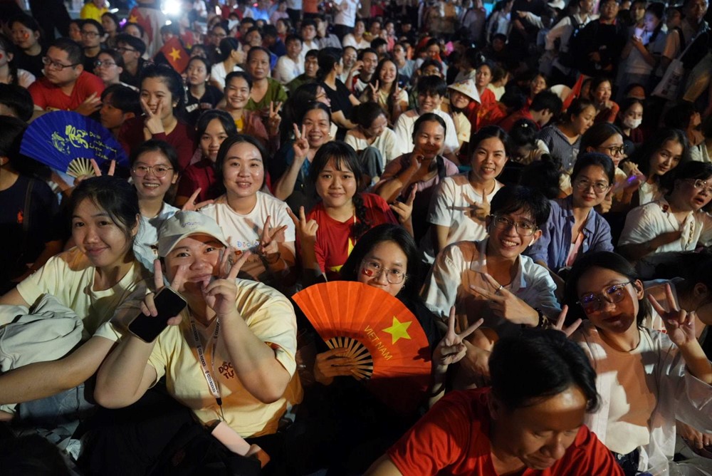 Hàng vạn người háo hức chờ lễ diễu binh, diễu hành sáng 30/4  - ảnh 2