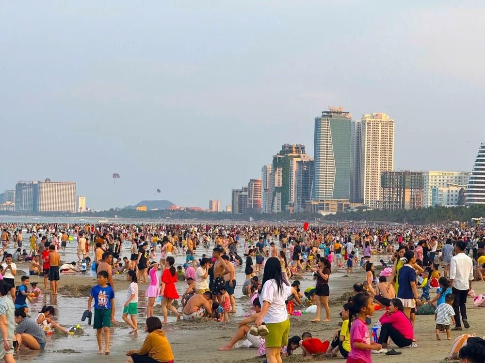 Biển người đổ về Sầm Sơn, Cửa Lò, nghỉ lễ 30/4 thành 'mùa cao điểm' du lịch - ảnh 5