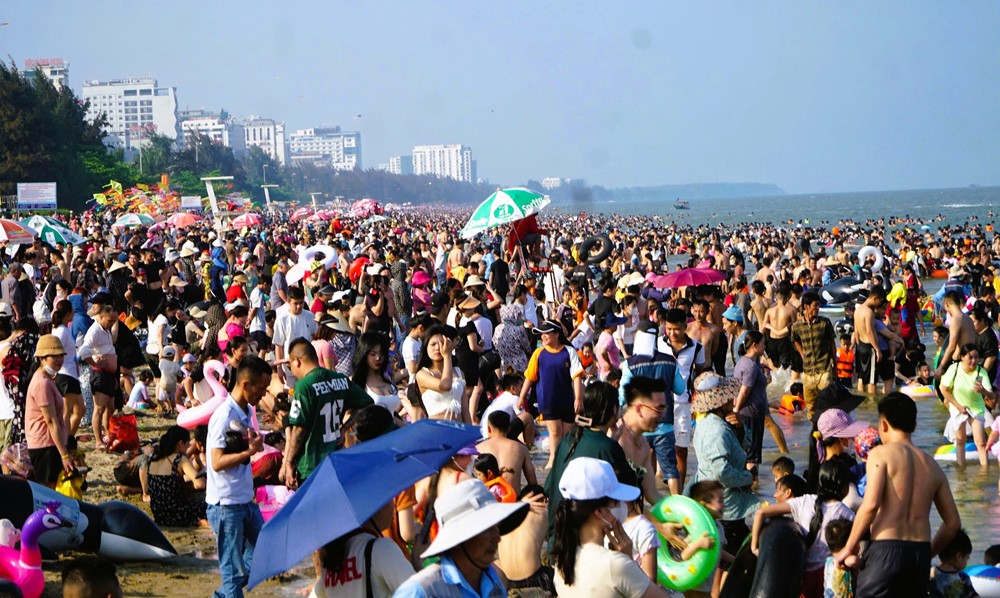 Biển người đổ về Sầm Sơn, Cửa Lò, nghỉ lễ 30/4 thành 'mùa cao điểm' du lịch - ảnh 2