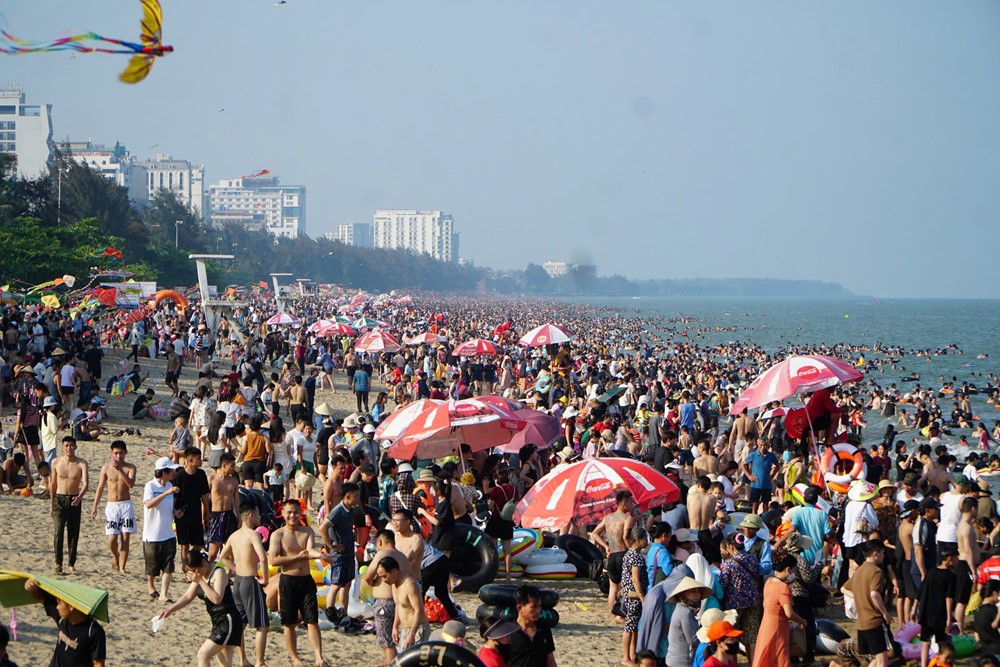 Biển người đổ về Sầm Sơn, Cửa Lò, nghỉ lễ 30/4 thành 'mùa cao điểm' du lịch - ảnh 1
