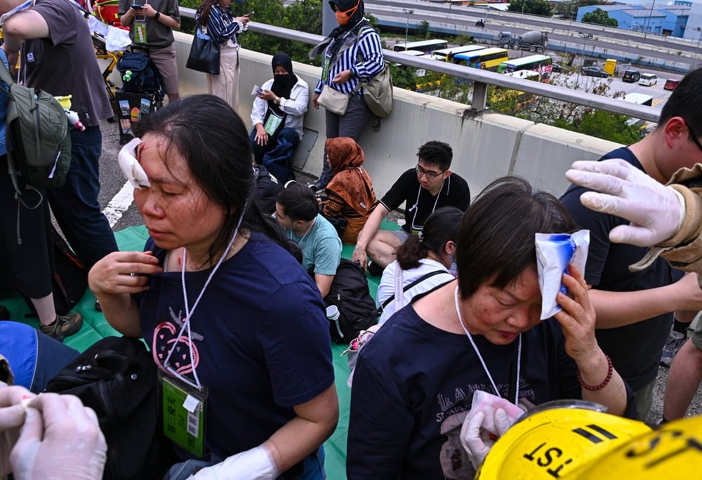 Xe buýt du lịch mất lái lao vào rào chắn khiến 22 người bị thương, tài xế bị bắt giữ khẩn cấp - ảnh 2