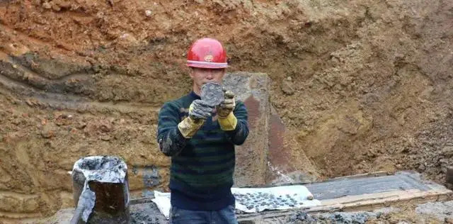 Kỳ lạ gò đất cao 30m ‘cỏ không thể mọc’, đào sâu xuống 5m phát hiện lớp bùn ‘phong ấn’, các nhà khảo cổ vội phong tỏa vĩnh viễn - ảnh 2