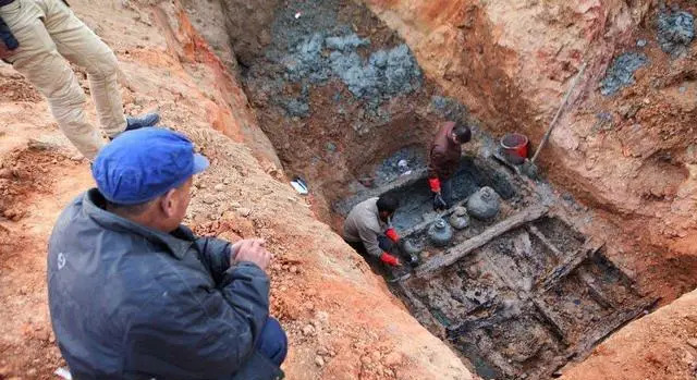 Kỳ lạ gò đất cao 30m ‘cỏ không thể mọc’, đào sâu xuống 5m phát hiện lớp bùn ‘phong ấn’, các nhà khảo cổ vội phong tỏa vĩnh viễn - ảnh 1