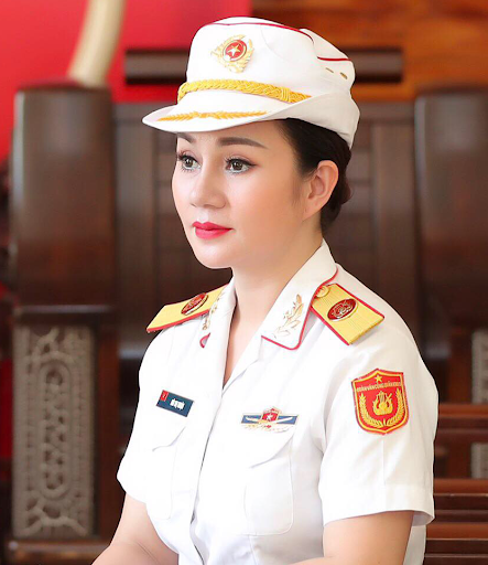 NSND là Trung tá quân đội, được mệnh danh ‘giọng ca vàng của thành phố Cảng’: Nhiều năm chưa từng đón Giao thừa ở nhà, hôn nhân kín tiếng, hạnh phúc với chồng Thượng tá - ảnh 1