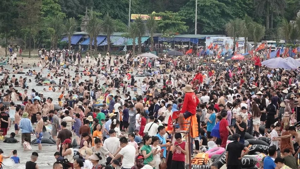 Một điểm được người Pháp gọi là 'viên ngọc của biển Đông Dương', dịp 30/4 đón hàng triệu lượt khách, mỗi năm thu hàng chục nghìn tỷ đồng - ảnh 1