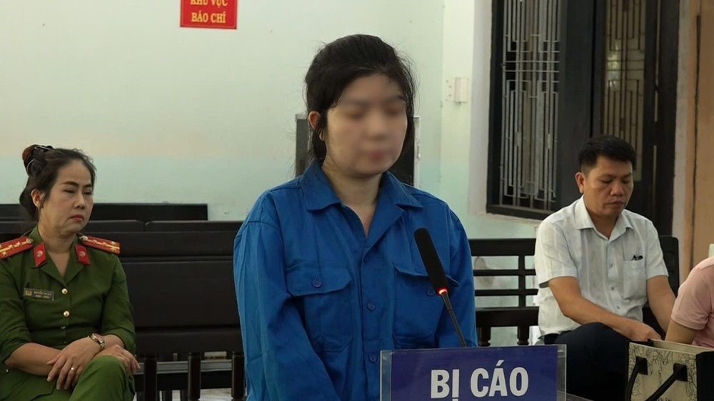 Nữ nhân viên ngân hàng sử dụng điện thoại của khách chiếm đoạt hơn 1,2 tỷ đồng, lĩnh án 12 năm tù - ảnh 1