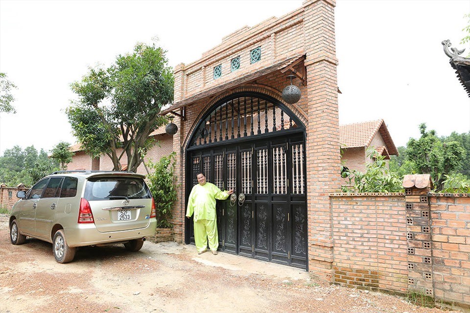 Nghệ sĩ 'nặng nhất' Vbiz sở hữu biệt phủ cổ giá 100 tỷ, xây resort mới trên cao nguyên, giàu có đến mức sao hạng A cũng phải kiêng nể - ảnh 2