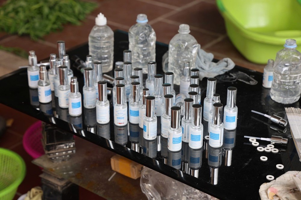 Triệt phá xưởng mỹ phẩm giả quy mô lớn tại Bắc Giang, hơn 100.000 đơn hàng đã được bán trót lọt - ảnh 3
