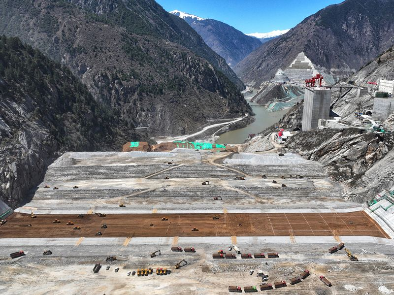 ‘Siêu’ đập thủy điện 315m xô đổ kỷ lục thế giới, vốn 'khủng' 129 nghìn tỷ đồng bắt đầu trữ nước - ảnh 2