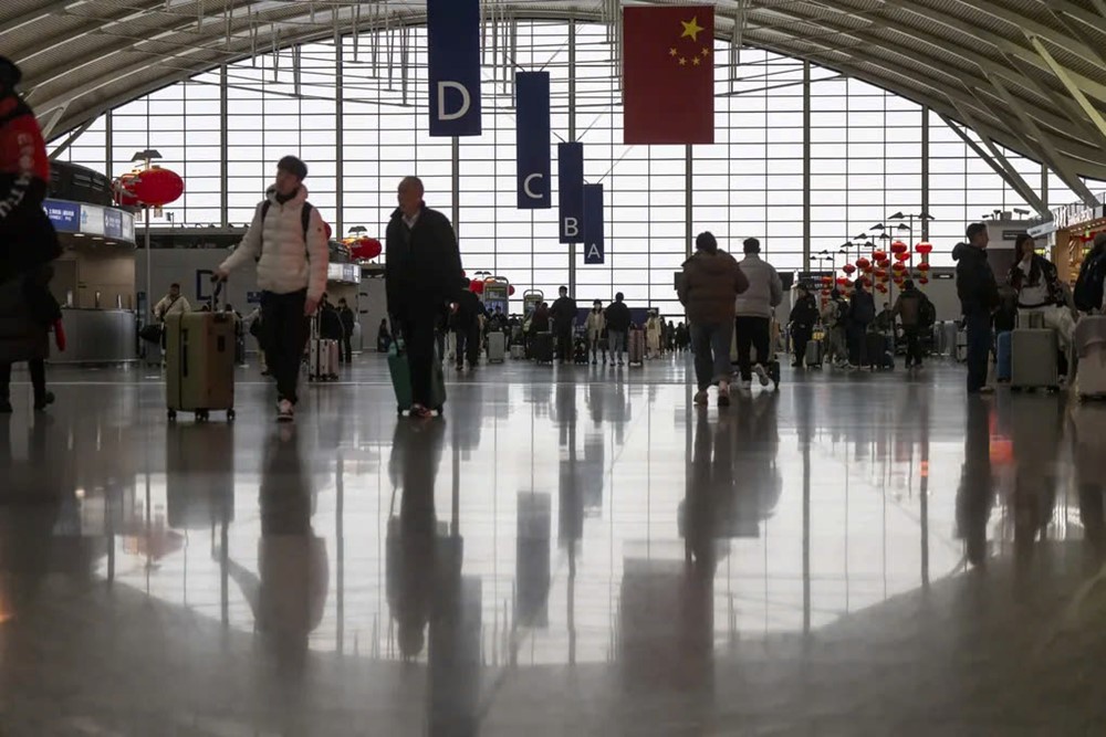 Công dân Mỹ phản ánh bị ‘cạo lưỡi’ tại sân bay Trung Quốc: Đại sứ quán Mỹ lập tức lên tiếng - ảnh 1
