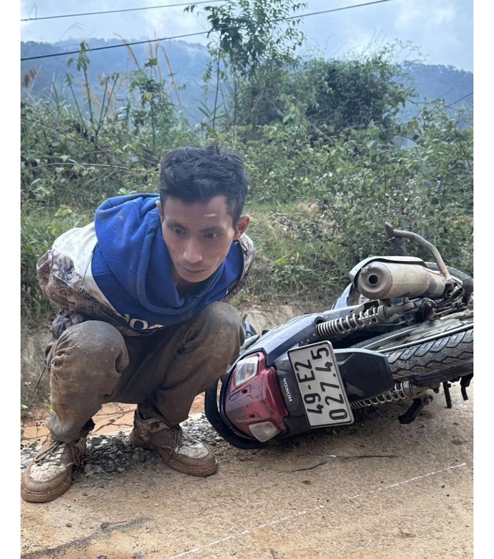 Công an truy nóng, bắt đối tượng sinh năm 2001 liều lĩnh mang xăng cướp ngân hàng chỉ sau 1 giờ gây án - ảnh 1