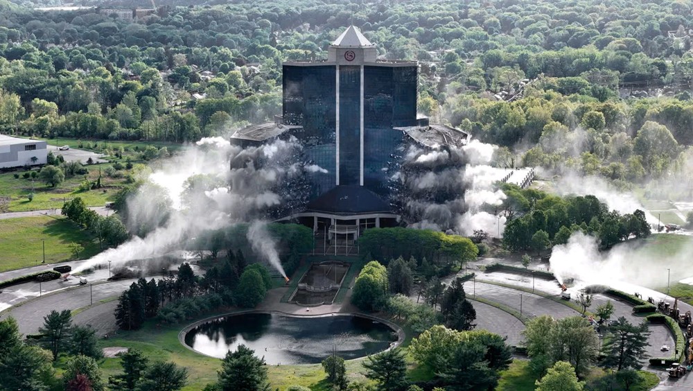 Huy động cảnh sát, kích nổ đánh sập khách sạn 22 tầng trong vòng 15 giây, giao thông bị ngăn chặn - ảnh 1