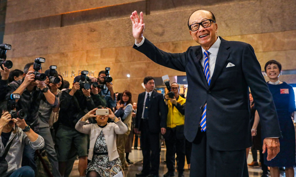 Tỷ phú Lý Gia Thành mắc kẹt giữa hai siêu cường, giới đầu tư Hồng Kông 'ngồi trên đống lửa' - ảnh 1