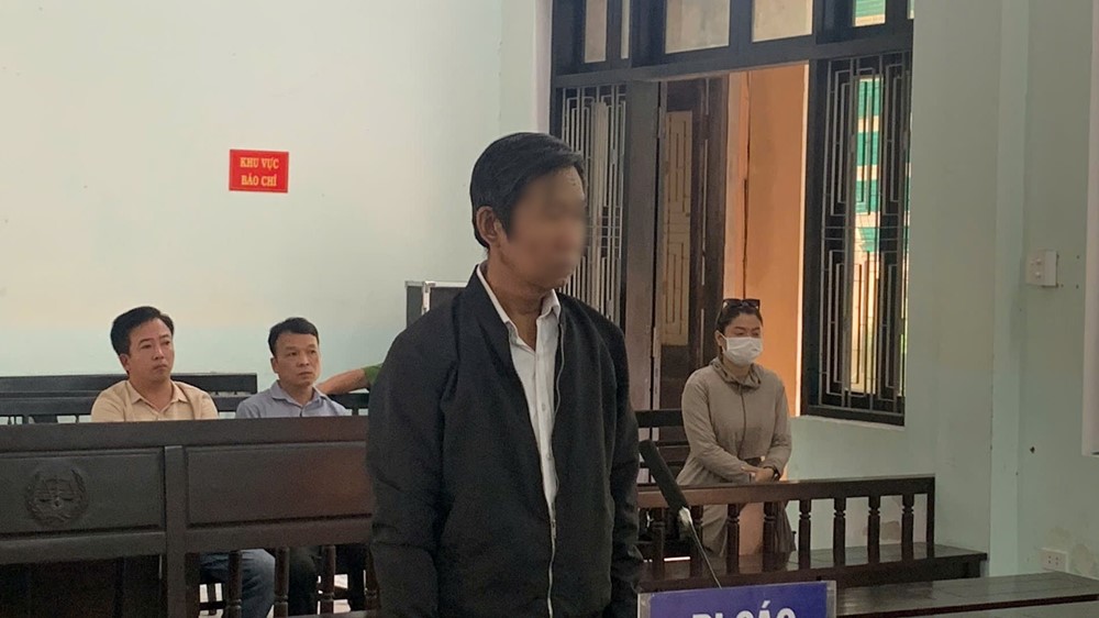 Cựu nhân viên ngân hàng Hà Xuân Khánh lừa bạn 7,7 tỷ đồng đánh bạc, bị phạt 9 năm 6 tháng tù - ảnh 1