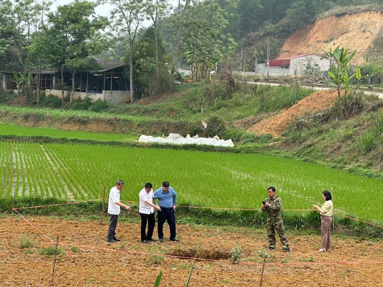 7 hố sâu bí ẩn liên tiếp xuất hiện tại một ngôi làng ở miền Bắc Việt Nam, chính quyền di dời cư dân, công bố tình huống khẩn cấp về thiên tai - ảnh 3