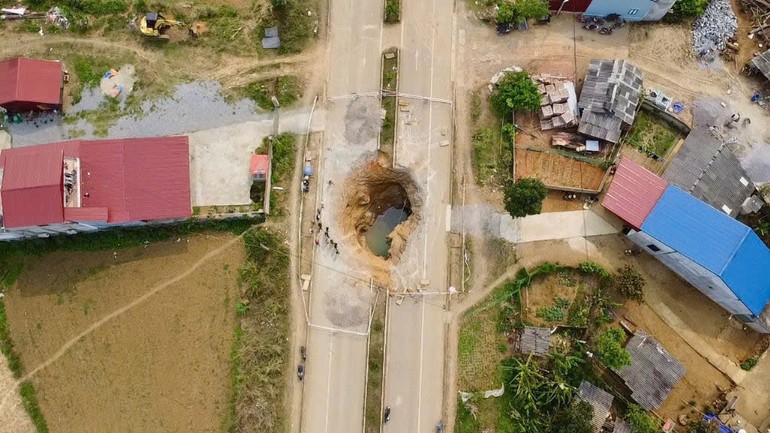 7 hố sâu bí ẩn liên tiếp xuất hiện tại một ngôi làng ở miền Bắc Việt Nam, chính quyền di dời cư dân, công bố tình huống khẩn cấp về thiên tai - ảnh 1