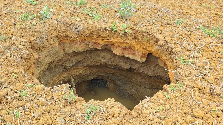 7 hố sâu bí ẩn liên tiếp xuất hiện tại một ngôi làng ở miền Bắc Việt Nam, chính quyền di dời cư dân, công bố tình huống khẩn cấp về thiên tai - ảnh 2