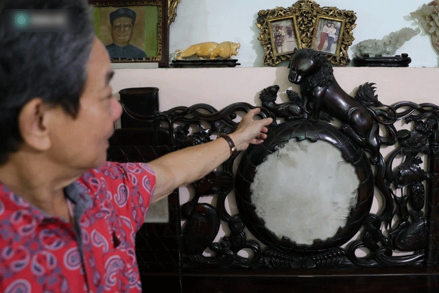 Chiếc sập bằng gỗ lệ chi 300 năm tuổi hiếm có khó tìm được ‘vua đồ cổ Sài thành’ mua bằng 5 cây vàng, có người trả giá 50 tỷ nhưng chủ nhân nhất quyết không bán - ảnh 5