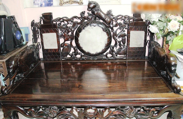 Chiếc sập bằng gỗ lệ chi 300 năm tuổi hiếm có khó tìm được ‘vua đồ cổ Sài thành’ mua bằng 5 cây vàng, có người trả giá 50 tỷ nhưng chủ nhân nhất quyết không bán - ảnh 1