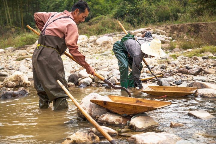  5 tấn vàng ròng trải dài 5km dưới dòng suối nhưng không ai dám khai thác  - ảnh 2