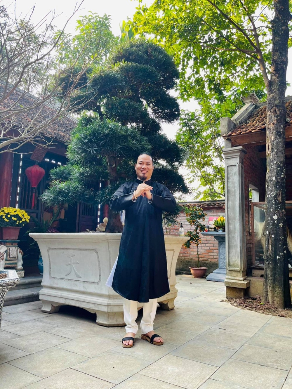 Nghệ sĩ hài là 'đại gia ngầm', lập kỷ lục Việt Nam, sở hữu biệt phủ dát vàng, làm bằng gỗ quý giá trị hàng chục tỷ - ảnh 1