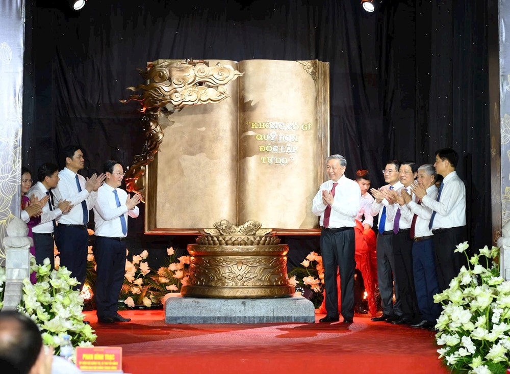 Hàng triệu trái tim Việt hướng về làng Sen trong tháng Năm lịch sử - ảnh 8