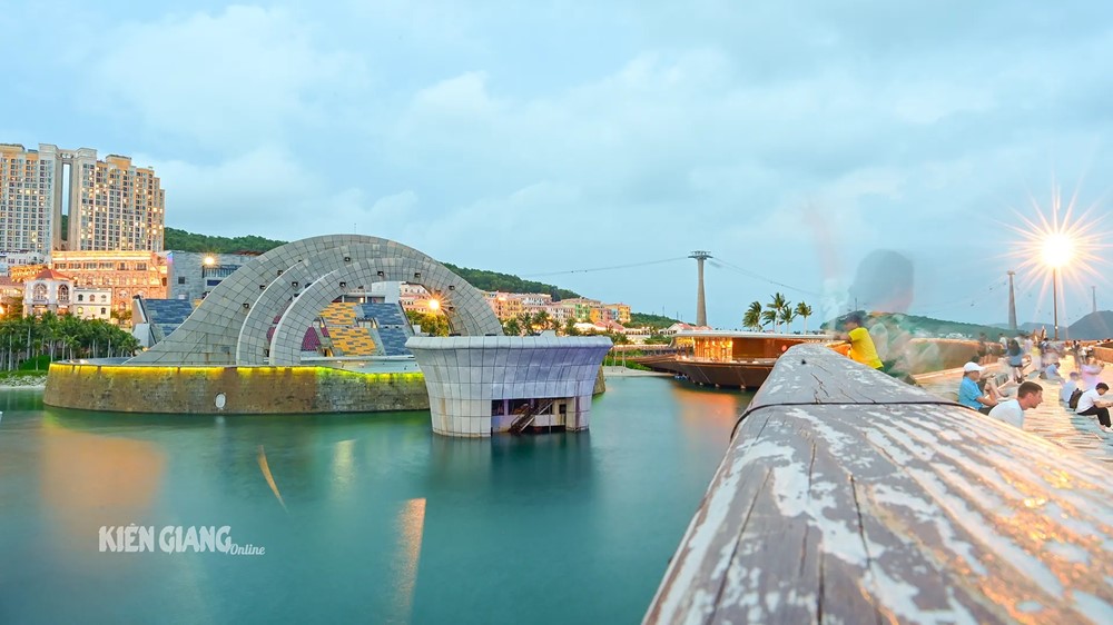 Nhà hát 1.600 tỷ đồng được Guinness Thế giới vinh danh, giúp thành phố đảo đầu tiên của Việt Nam có 2 kỷ lục - ảnh 1