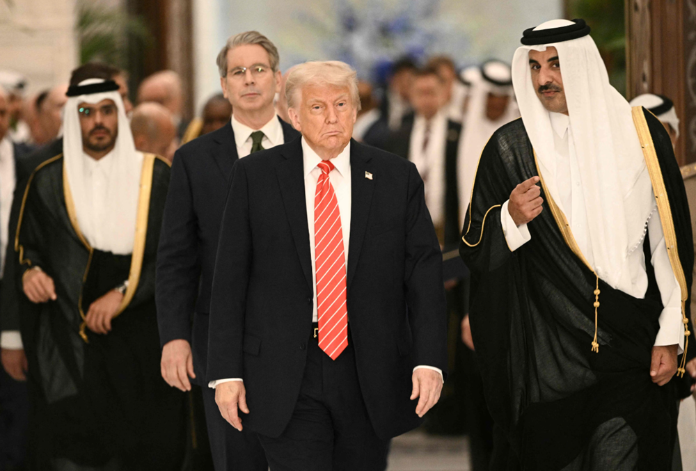 Quốc gia giàu có bậc nhất thế giới chào đón ông Trump bằng lạc đà, xe Tesla và máy bay chiến đấu - ảnh 4