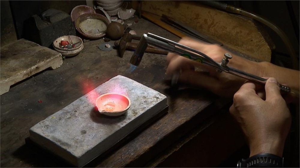 Ông Đoạn mang dây chuyền đến tiệm vàng để bán, chủ tiệm trả tiền rồi đi kiểm định, công an lập tức vào cuộc - ảnh 2