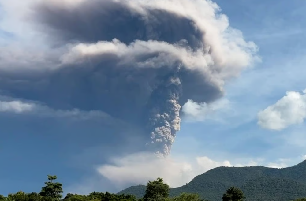 Nền kinh tế lớn nhất Đông Nam Á nâng mức báo động cao nhất sau 8 đợt phun trào núi lửa trong một tuần - ảnh 1
