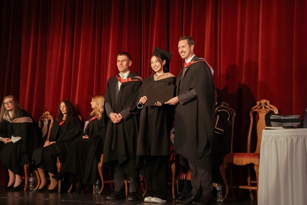 Trước khi bị bắt, Hoa hậu Thùy Tiên đã vướng loạt ồn ào: Từ xé giấy nợ đến tranh cãi bằng Thạc sĩ - ảnh 5