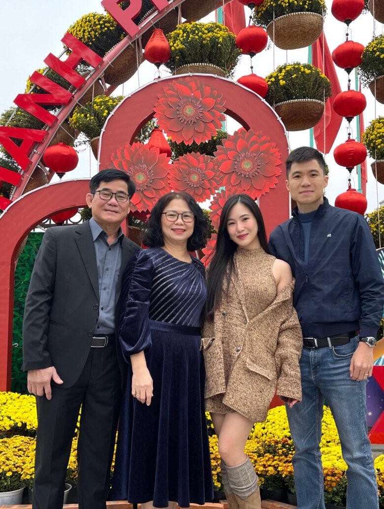 NSND từng là Phó Giám đốc Sở Văn hóa, Thể thao và Du lịch Nghệ An, có con gái là quán quân cuộc thi hát nổi tiếng - ảnh 3