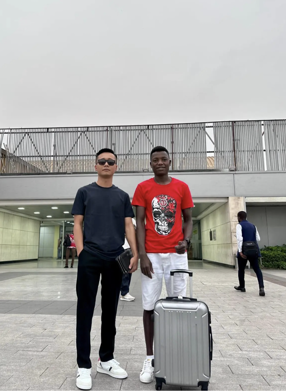 Quang Linh Vlogs bị bắt, người bạn thân thiết trong team châu Phi lâm vào cảnh khốn đốn - ảnh 1