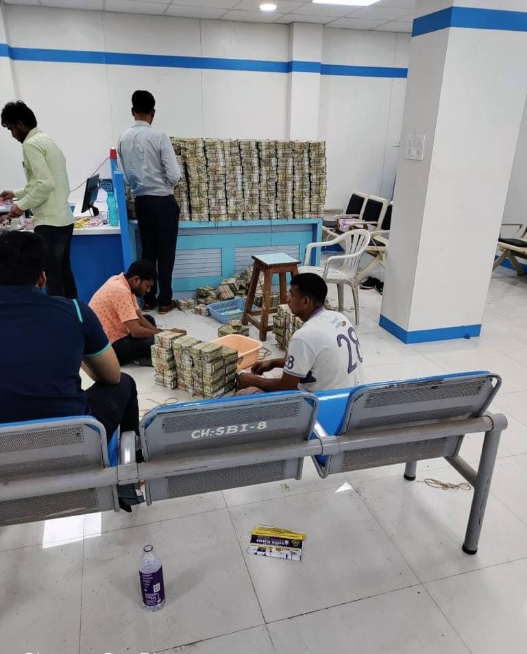 Huy động 260 cán bộ thuế, 120 phương tiện: Thu giữ 32kg vàng trị giá 48 tỷ đồng và hơn 170 tỷ tiền mặt của một đại gia bất động sản - ảnh 1