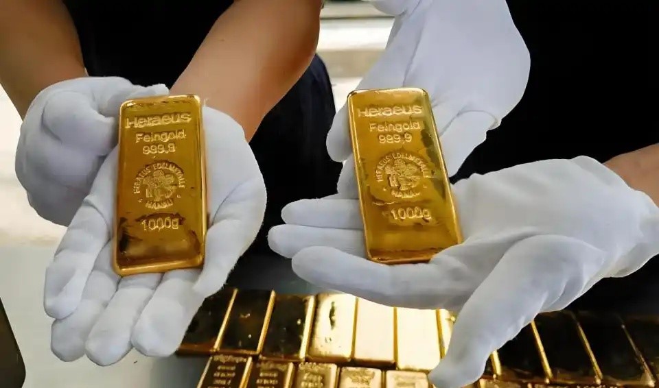 Chị Trương mua 4 thỏi vàng tại một tiệm vàng lớn, quay lại bán thì chủ tiệm khẳng định 'vàng giả', cảnh sát vào cuộc - ảnh 1