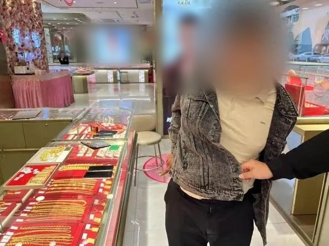 Ông Hoàng đến tiệm vàng mua 9kg vàng, sau khi thanh toán bằng thẻ ngân hàng, chủ tiệm lập tức báo cảnh sát - ảnh 1