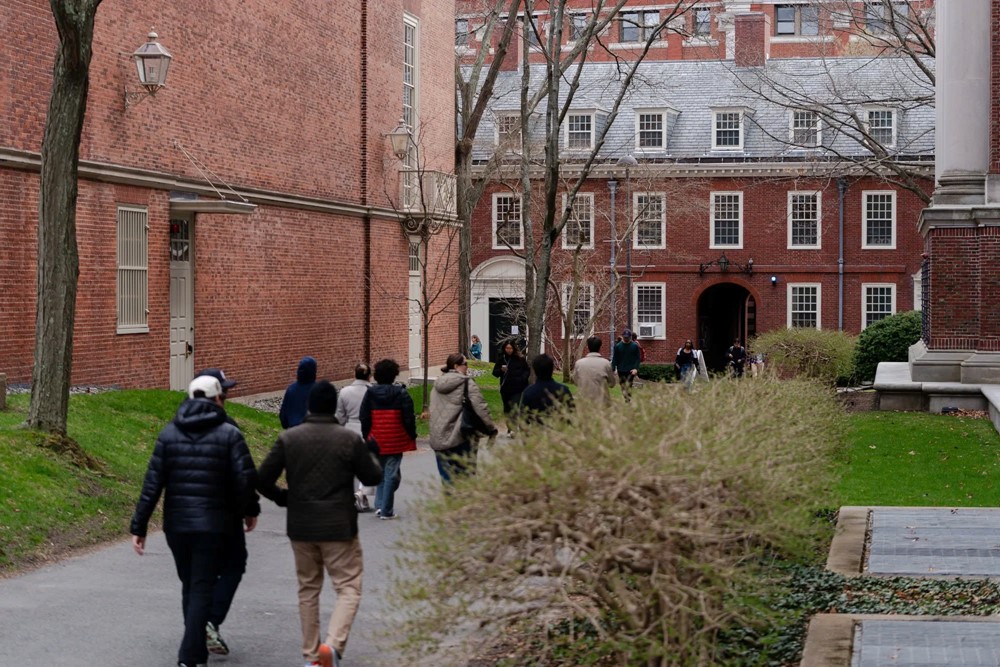 Harvard trước 'cơn bão' lớn nhất lịch sử: Ông Trump cấm tuyển sinh viên quốc tế, 'ép' họ lập tức chuyển trường - ảnh 1