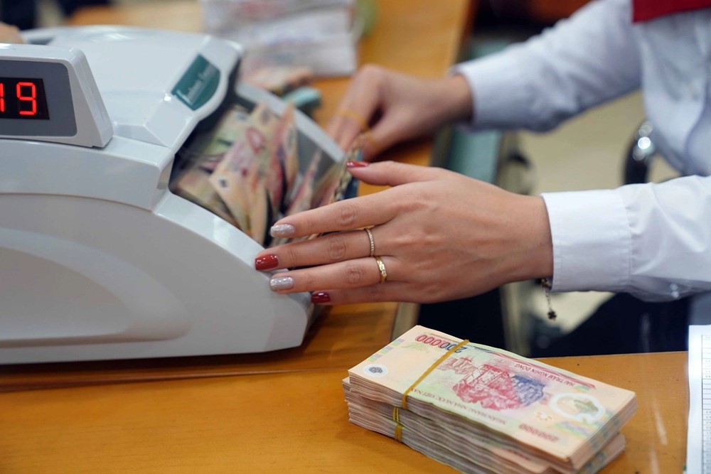 Ông T. đến ngân hàng rút sổ tiết kiệm 7 tỷ, nhân viên ngăn chặn, công an lập tức vào cuộc - ảnh 1