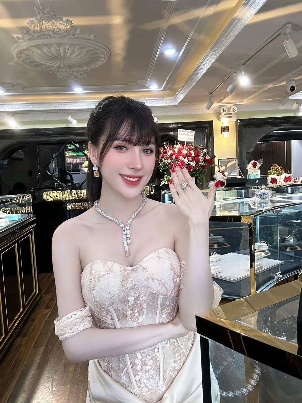 Tài sản của Ngân Collagen: Lâu đài 500 tỷ tráng lệ bậc nhất Cần Thơ, 200 túi xách hàng hiệu, trang sức hàng trăm tỷ, lấy chồng Chủ tịch - ảnh 2