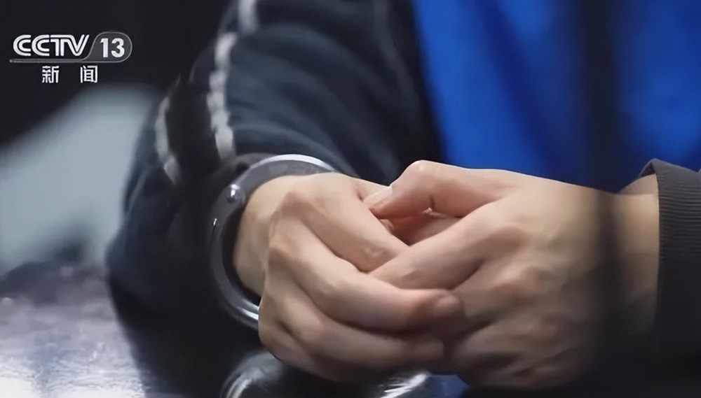 Tịch thu lượng lớn vàng cùng hàng trăm tỷ đồng tại nhà một nhân viên sàn thương mại điện tử - ảnh 1